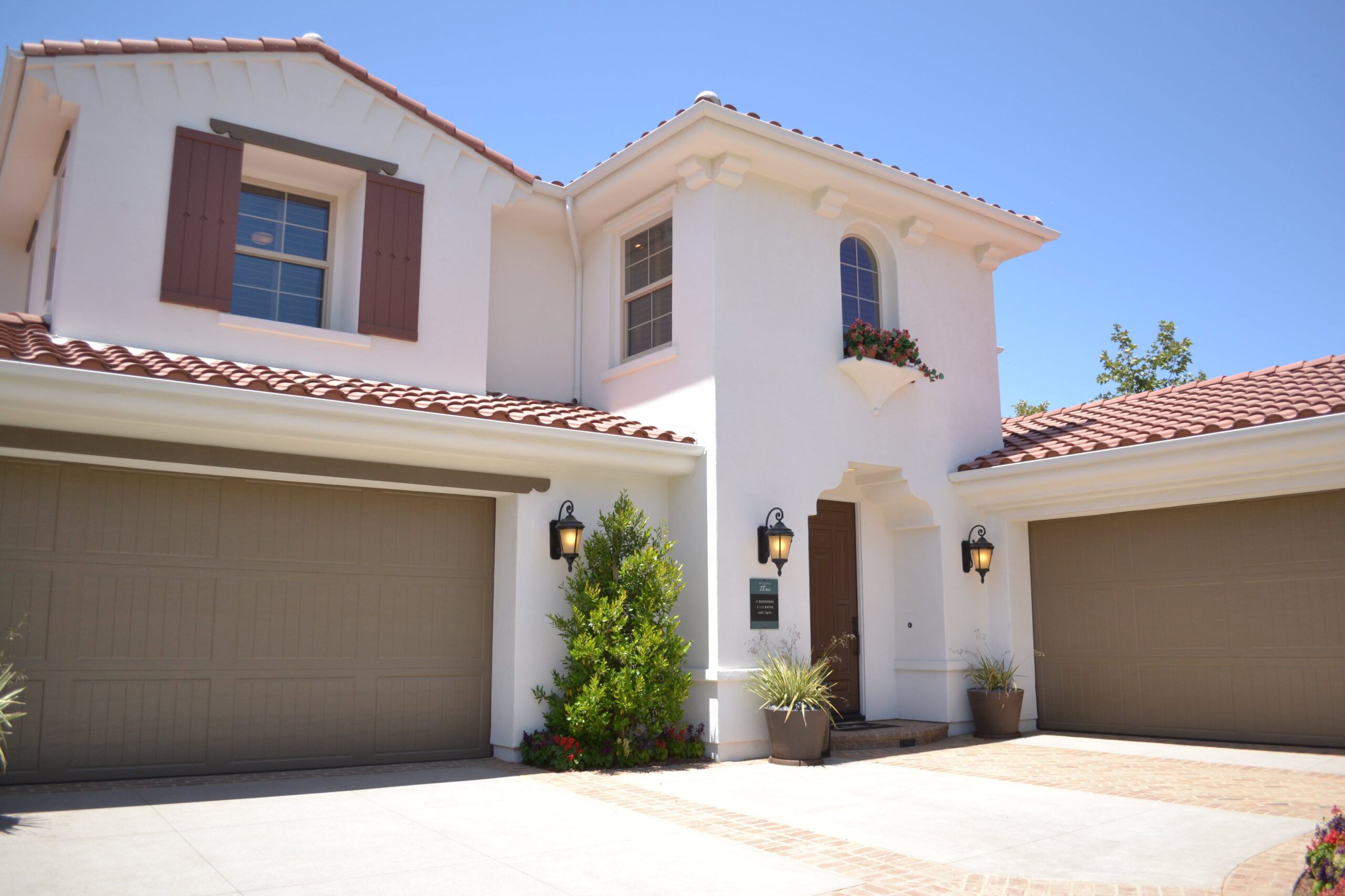 Read more about the article Enhancing Your Home’s Curb Appeal with a New Garage Door